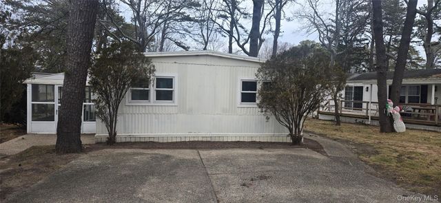 525 Riverleigh Ave Unit 116, Riverhead, NY 11901