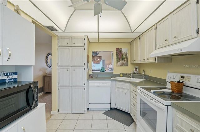 755 VILLAGE CIRCLE 203, Venice, FL 34292