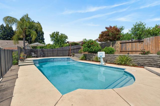 9158 Eastpointe Ct, Elk Grove, CA 95624