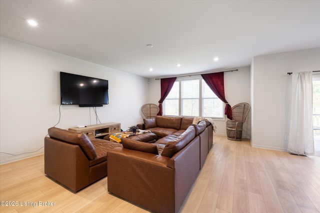 17418 Shakes Creek Dr, Fisherville, KY 40023