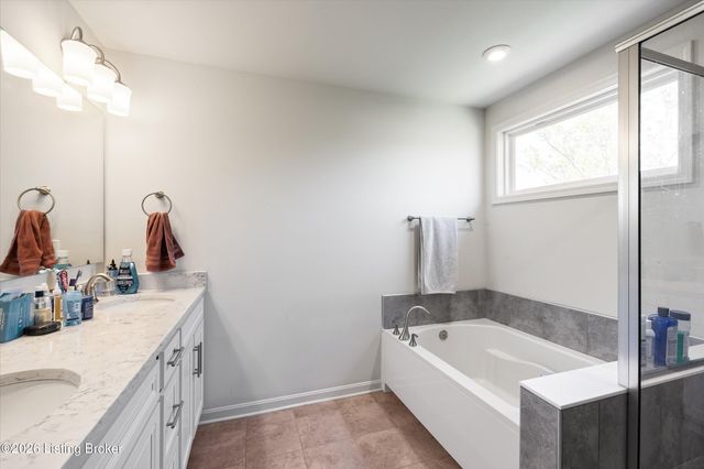 17418 Shakes Creek Dr, Fisherville, KY 40023