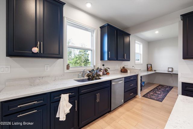 17418 Shakes Creek Dr, Fisherville, KY 40023