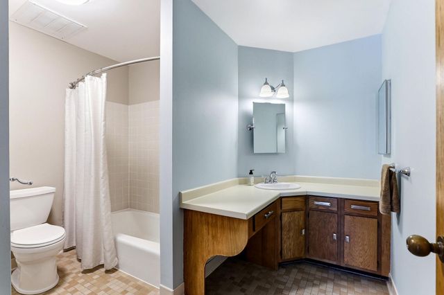 2425 E Franklin Avenue 303, Minneapolis, MN 55406