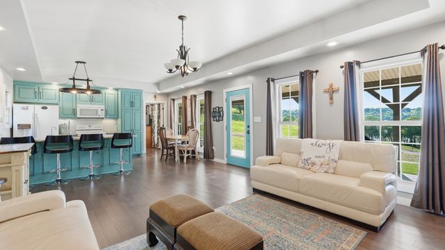 138 Cross Creek Dr, Manchester, TN 37355