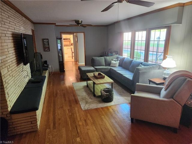 101 S 8th Avenue, Mayodan, NC 27027
