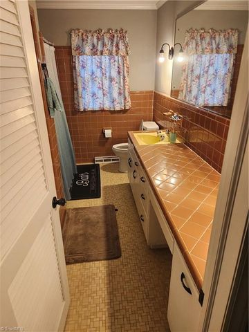 101 S 8th Avenue, Mayodan, NC 27027
