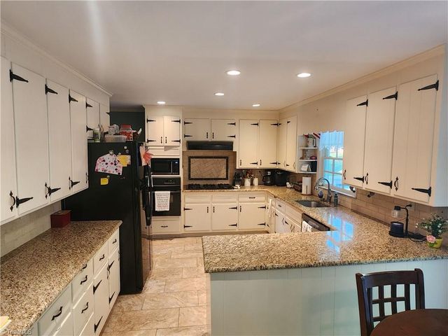 101 S 8th Avenue, Mayodan, NC 27027