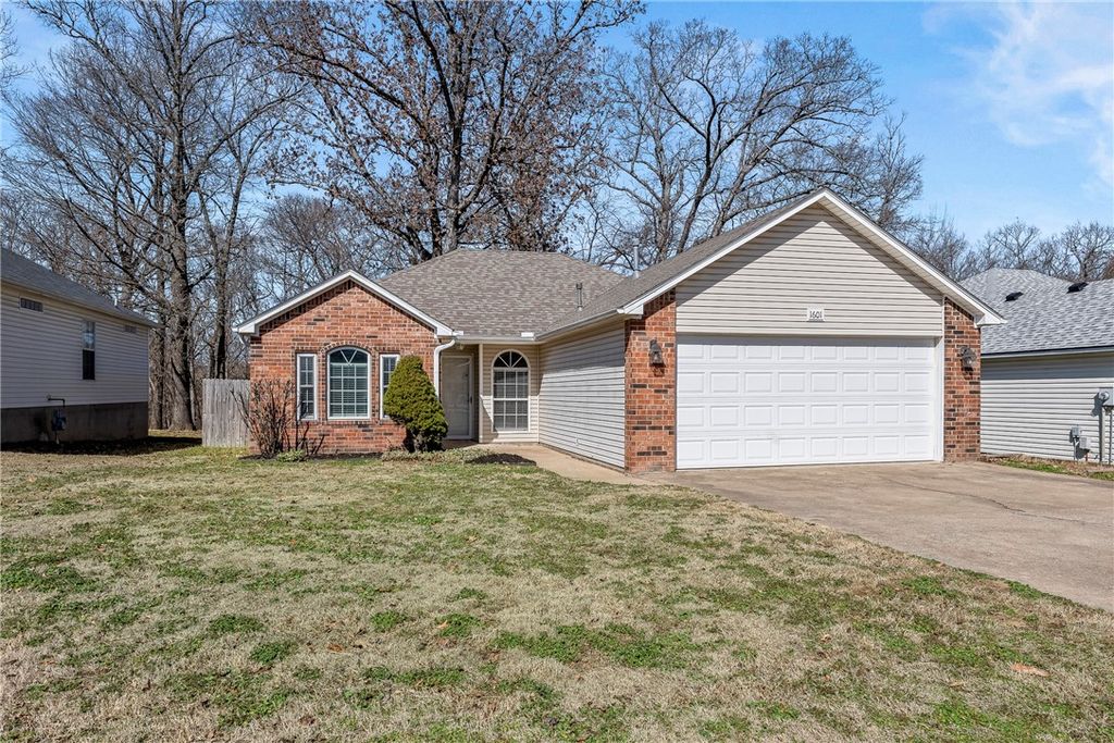 1601 Cresent Street, Bentonville, AR 72712