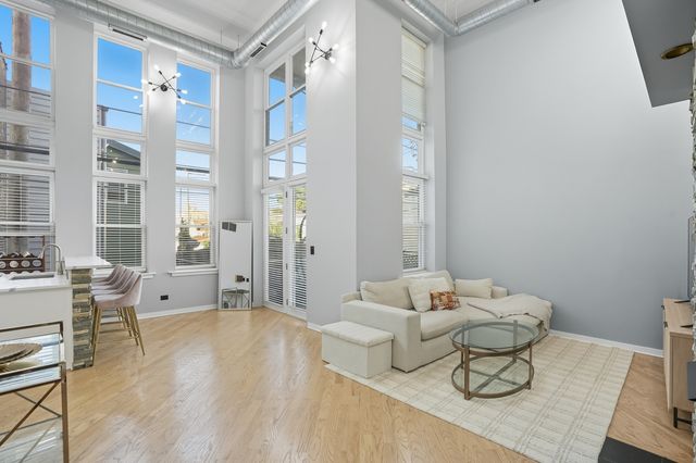 3550 W Montrose Avenue 107, Chicago, IL 60618