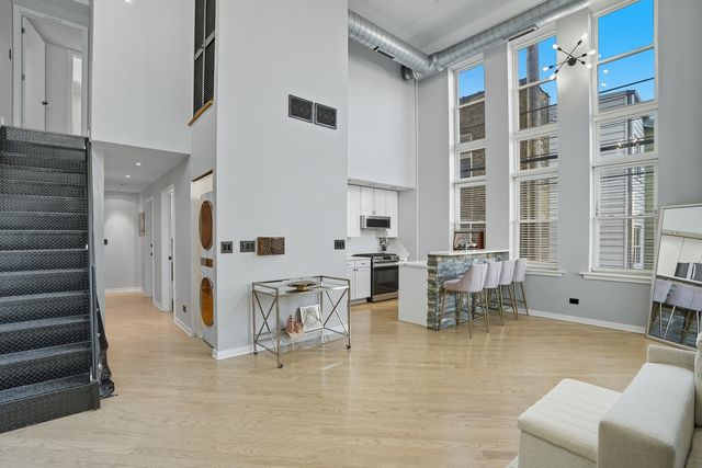 3550 W Montrose Avenue 107, Chicago, IL 60618