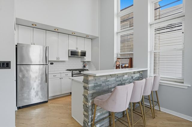 3550 W Montrose Avenue 107, Chicago, IL 60618