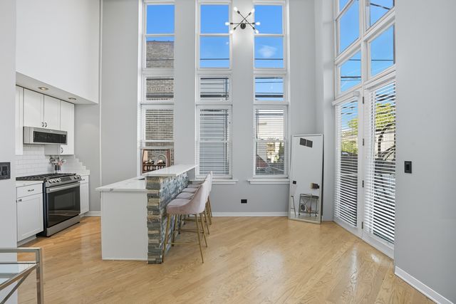 3550 W Montrose Avenue 107, Chicago, IL 60618