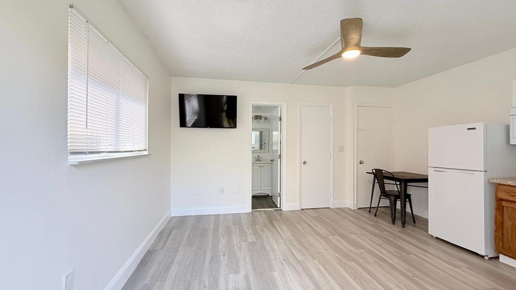 820 NE 17th Avenue 4b, Fort Lauderdale, FL 33304