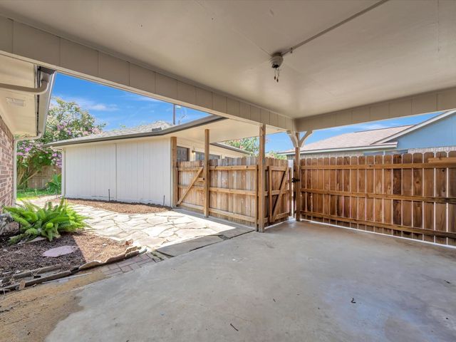 10340 Rocky Hollow Road, La Porte, TX 77571