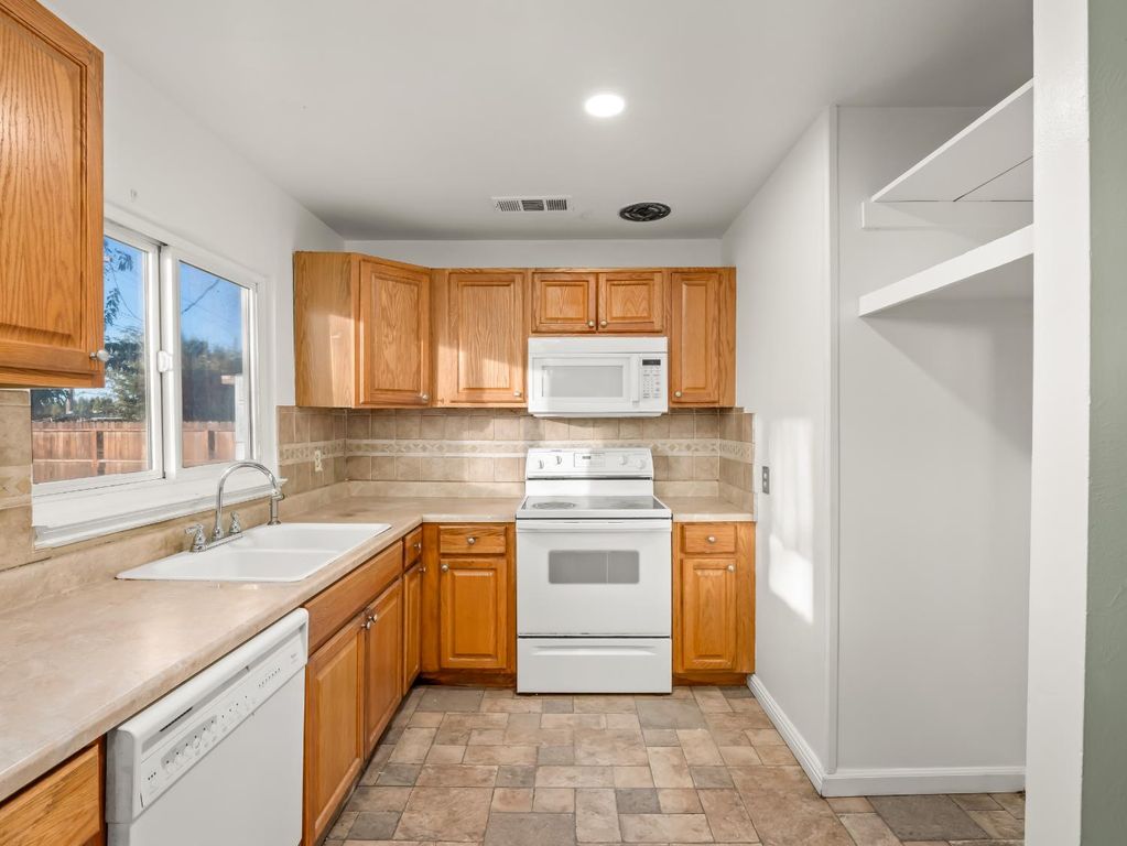 Image 10 of property listing at 1824 Vasquez Drive, Firebaugh, CA 93622