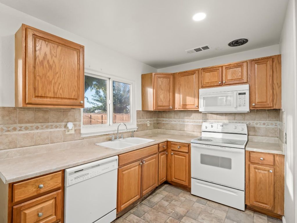 Image 9 of property listing at 1824 Vasquez Drive, Firebaugh, CA 93622