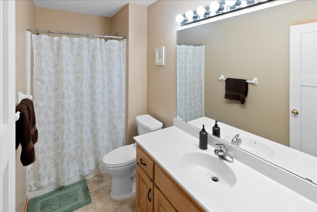 828 Winsome Way NW, Isanti, MN 55040
