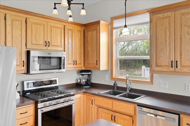 828 Winsome Way NW, Isanti, MN 55040
