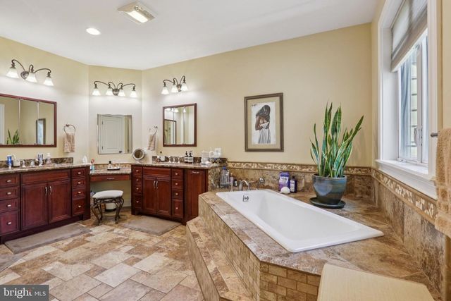 296 SHARON RD, Robbinsville, NJ 08691
