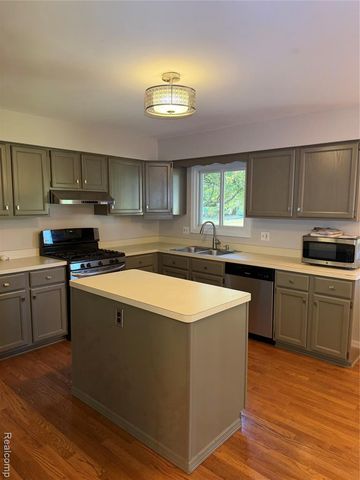 25979 Petros Boulevard, Novi, MI 48375
