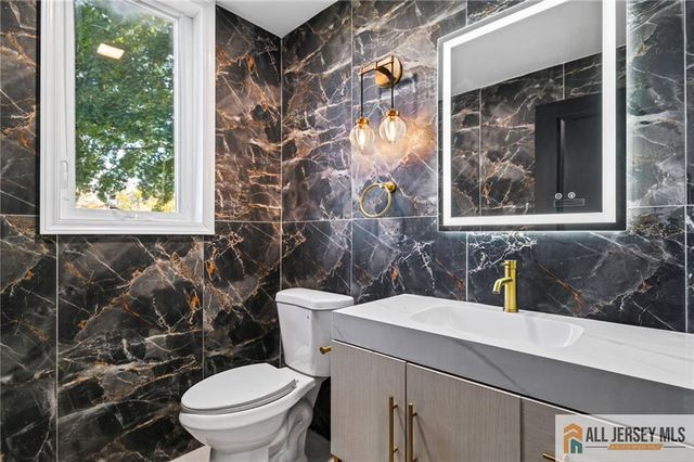 17 Vocisano Court, Piscataway, NJ 08854