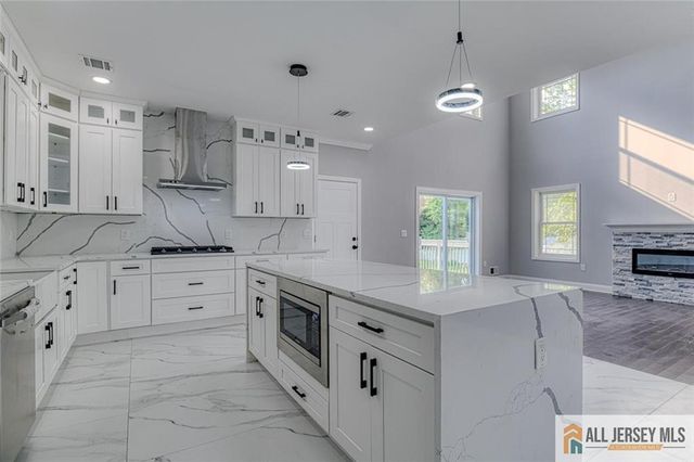 17 Vocisano Court, Piscataway, NJ 08854