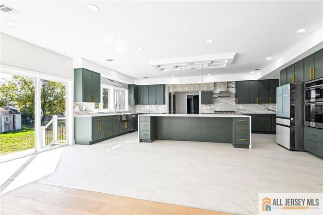 17 Vocisano Court, Piscataway, NJ 08854