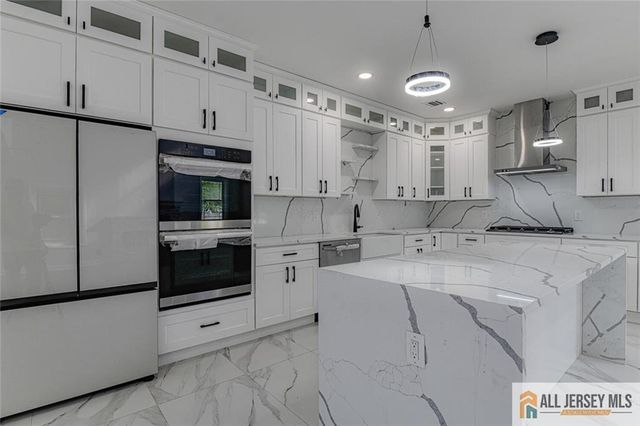 17 Vocisano Court, Piscataway, NJ 08854