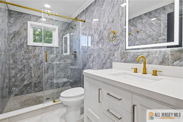 17 Vocisano Court, Piscataway, NJ 08854