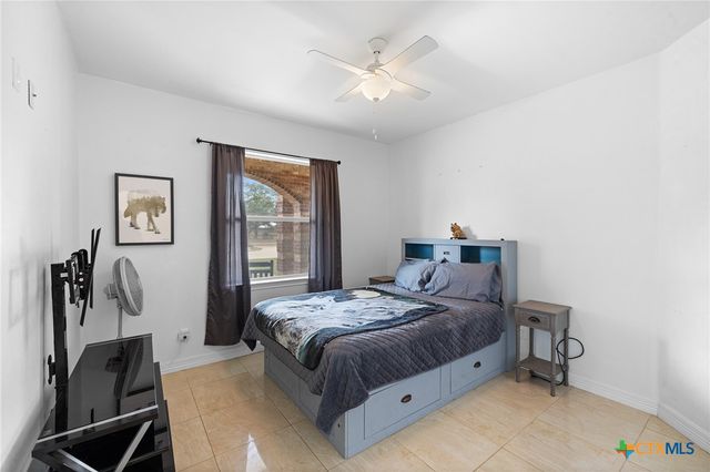1102 Private Road 2332, Giddings, TX 78942