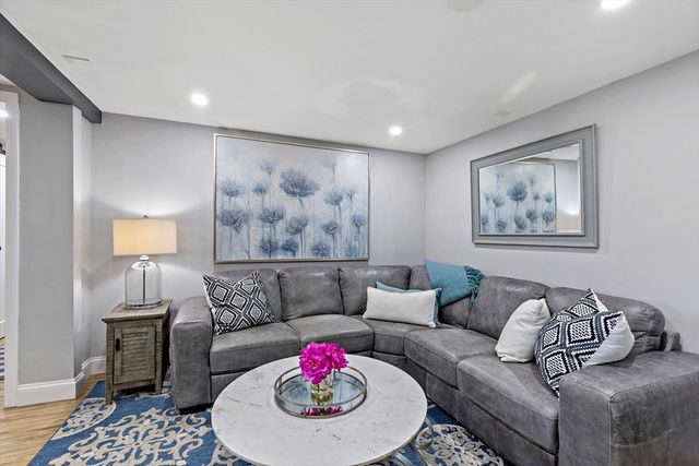 6 Scottsdale Rd, Barnstable, MA 02632