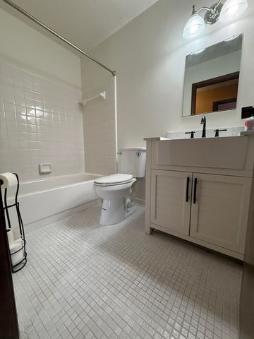 2884 Roundtree Boulevard Bldg 16, Unit 105, Ypsilanti, MI 48197