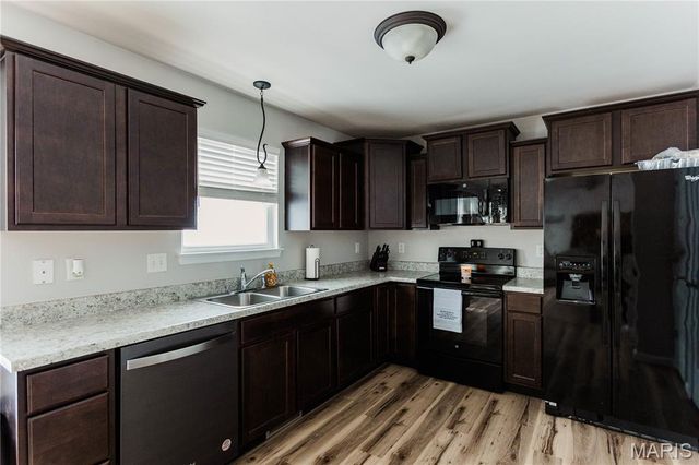 2320 Central Park Drive, Troy, MO 63379