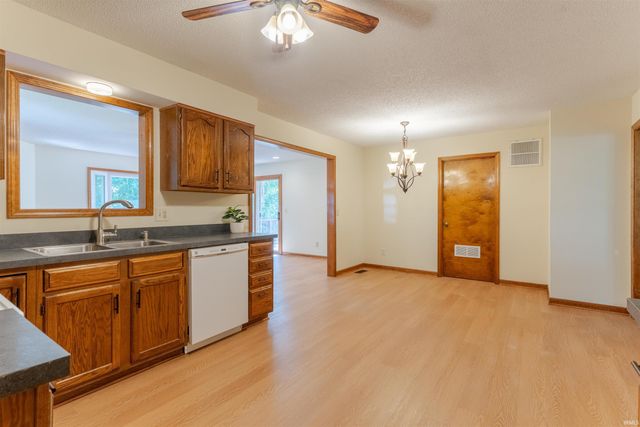 6800 Oakmont Court, Newburgh, IN 47630