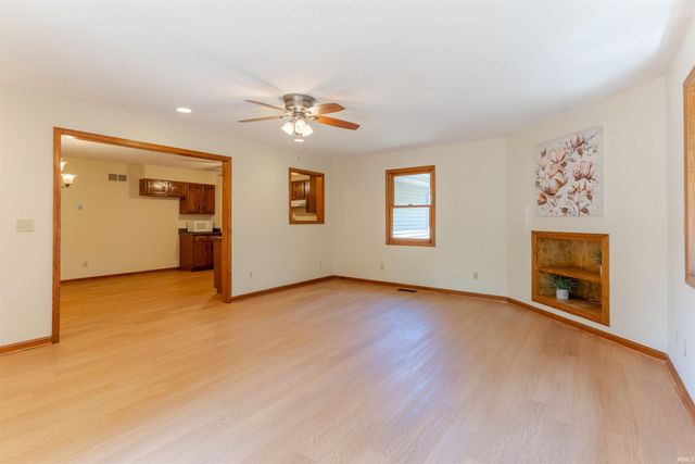 6800 Oakmont Court, Newburgh, IN 47630