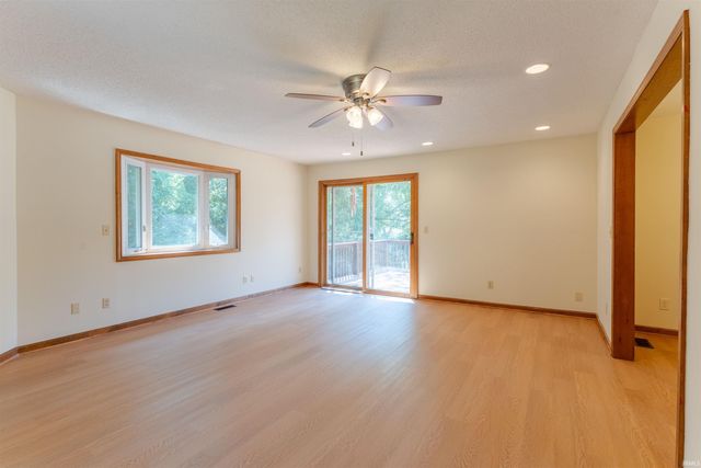 6800 Oakmont Court, Newburgh, IN 47630