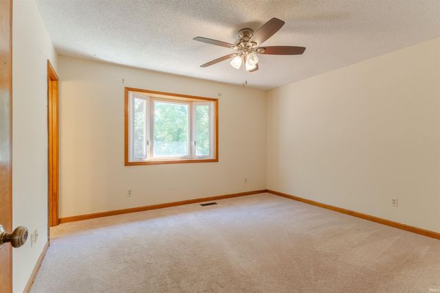 6800 Oakmont Court, Newburgh, IN 47630