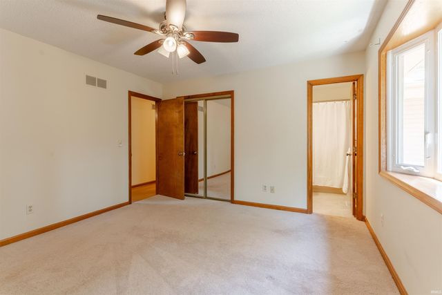 6800 Oakmont Court, Newburgh, IN 47630