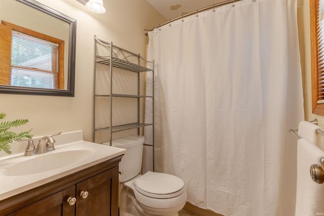 6800 Oakmont Court, Newburgh, IN 47630