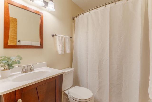 6800 Oakmont Court, Newburgh, IN 47630