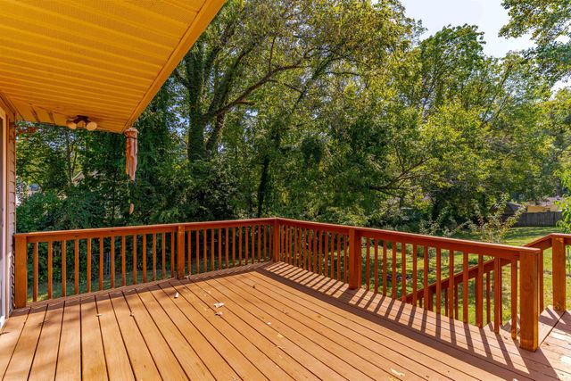 6800 Oakmont Court, Newburgh, IN 47630