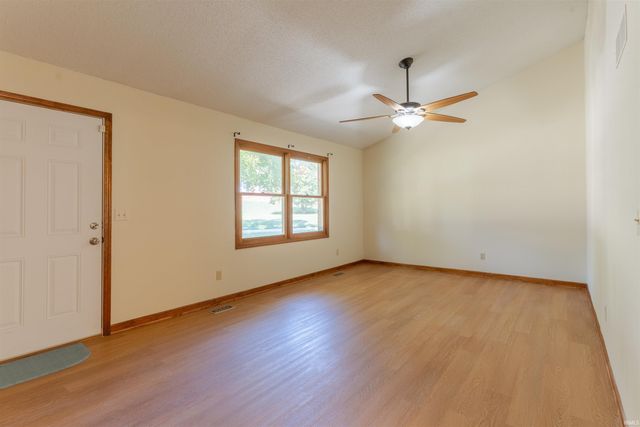 6800 Oakmont Court, Newburgh, IN 47630