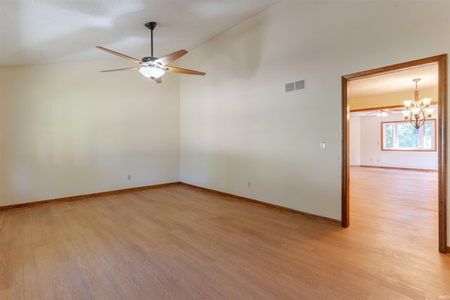 6800 Oakmont Court, Newburgh, IN 47630