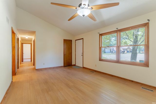 6800 Oakmont Court, Newburgh, IN 47630