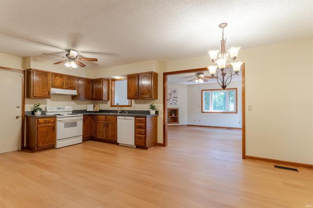 6800 Oakmont Court, Newburgh, IN 47630