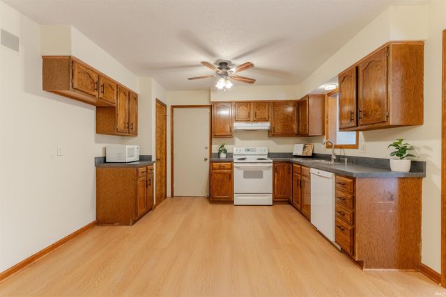 6800 Oakmont Court, Newburgh, IN 47630