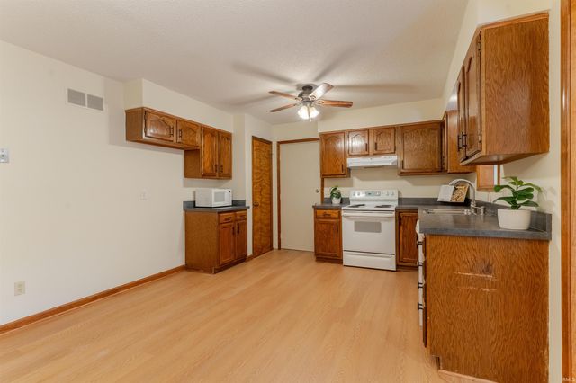 6800 Oakmont Court, Newburgh, IN 47630