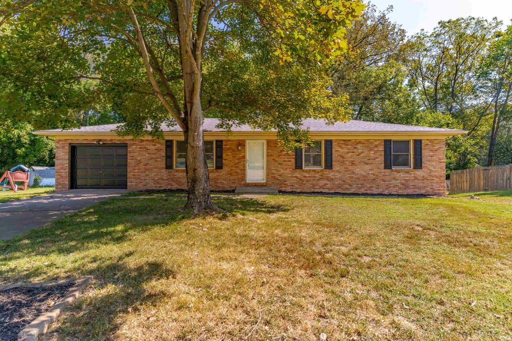 6800 Oakmont Court, Newburgh, IN 47630