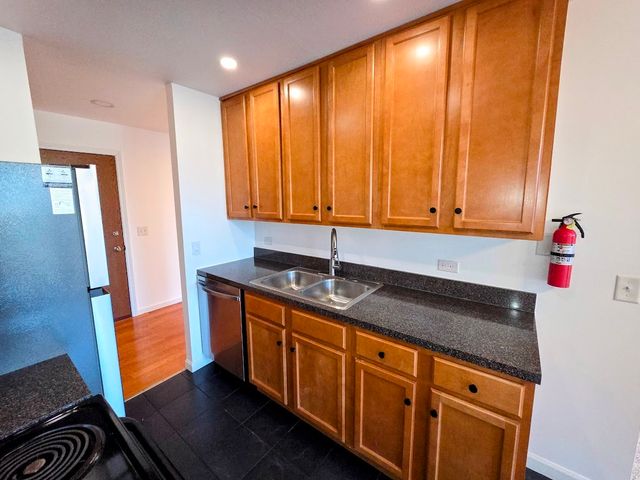 5950 Oakwood Drive 2D, Lisle, IL 60532