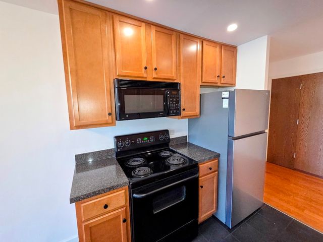 5950 Oakwood Drive 2D, Lisle, IL 60532